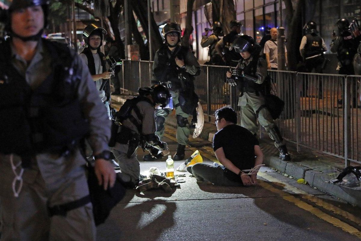 La policía de Hong Kong detiene a manifestantes. La policía de Hong Kong detiene a manifestantes.