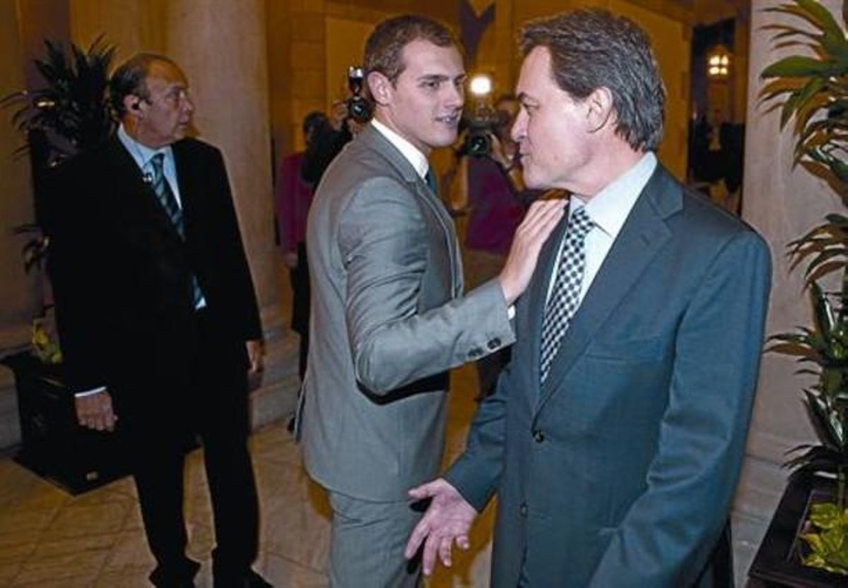 El líder de Ciutadans, Albert Rivera, y el ’president’ electo, Artur Mas, charlan en los pasillos del Parlament. El líder de Ciutadans, Albert Rivera, y el ’president’ electo, Artur Mas, charlan en los pasillos del Parlament.