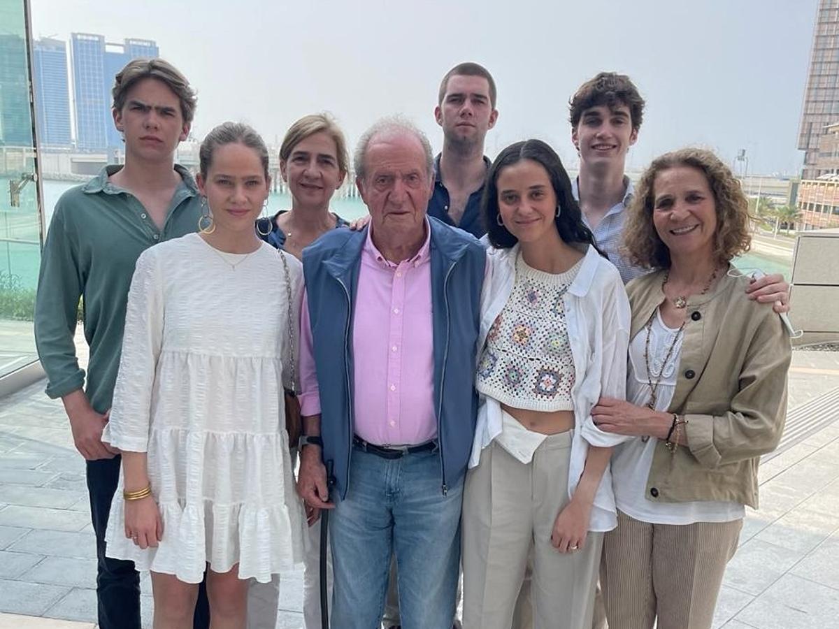 El rey Juan Carlos, con sus dos hijas, y varios nietos, el pasado 15 de abril, en Abu Dabi. 
