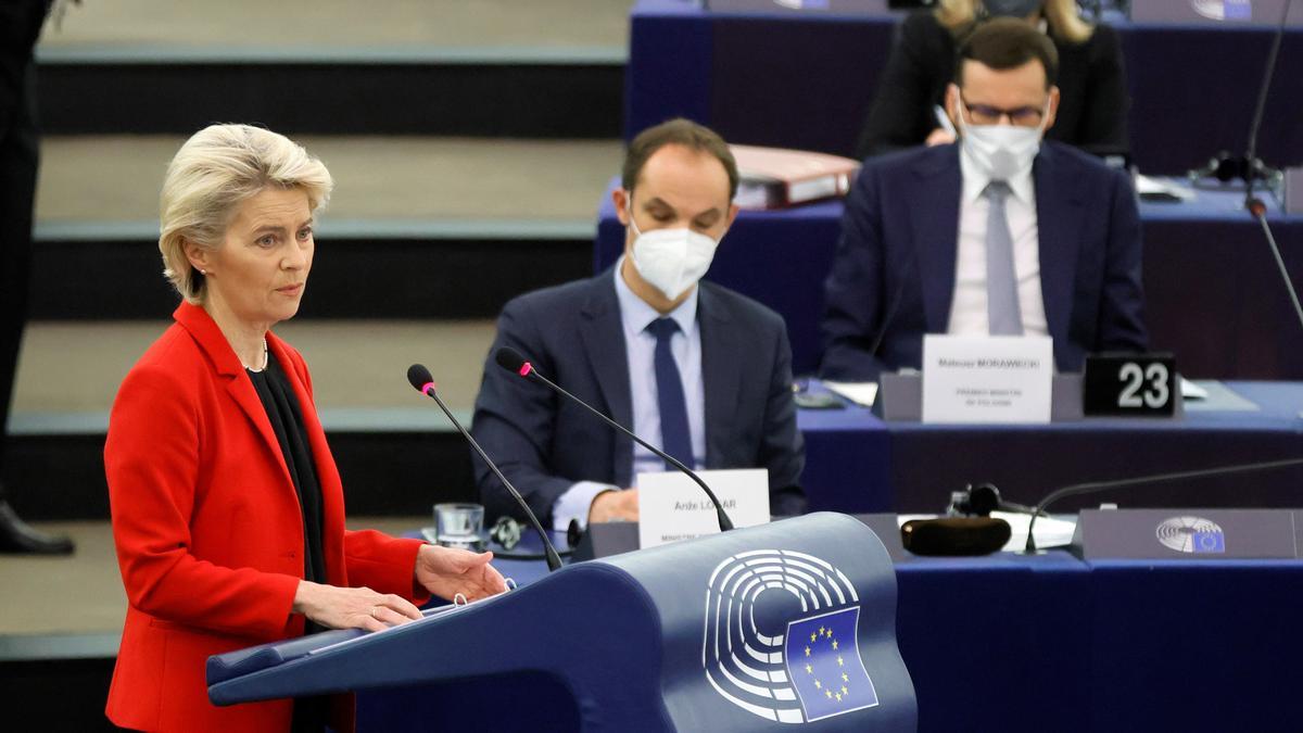 La presidenta de la Comisión Europea, Ursula Von del Leyen, toma la palabra en el pleno de Estrasburgo marcado por la tensión con el primer ministro polaco.