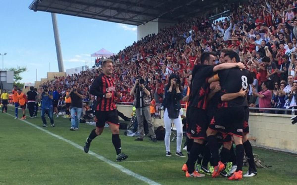 Los jugadores del Reus celebran el gol de Haro (1-0) en la victoria sobre el Racing.
