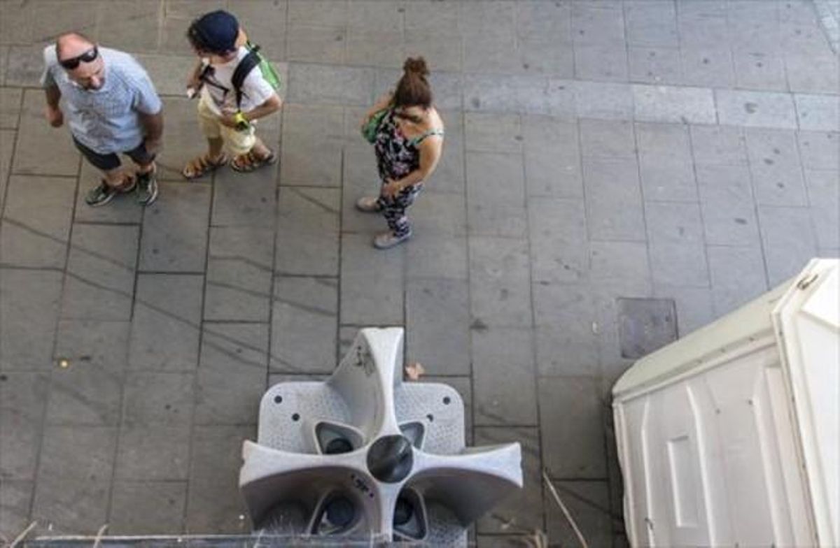 Unos turistas observan el reguero de orines que cae desde los urinarios colocados en la calle de Fusina. Unos turistas observan el reguero de orines que cae desde los urinarios colocados en la calle de Fusina.
