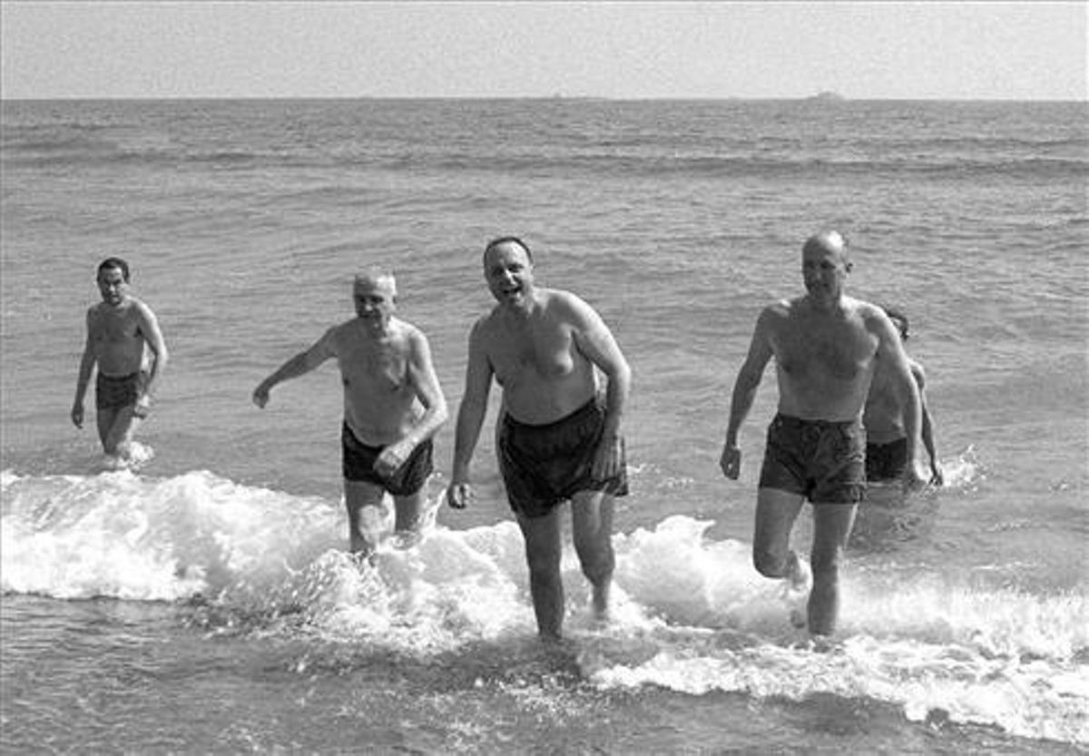Manuel Fraga emerge de las aguas de Palomares, en 1966. Manuel Fraga emerge de las aguas de Palomares, en 1966.