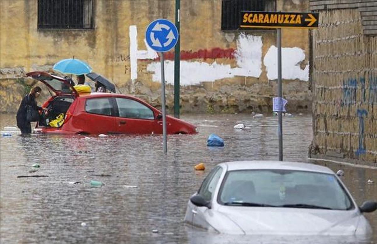 Una de las calles del centro de Nápoles. Una de las calles del centro de Nápoles.