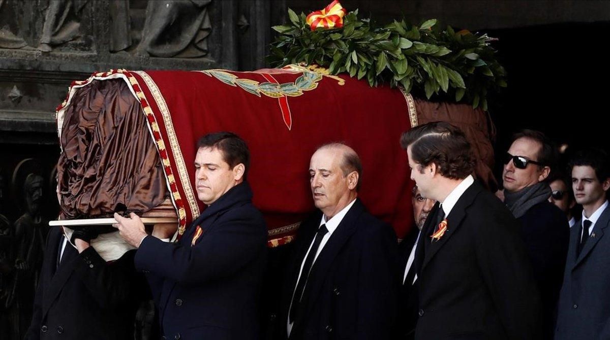 Los familiares de Franco trasladan el féretro. Los familiares de Franco trasladan el féretro.