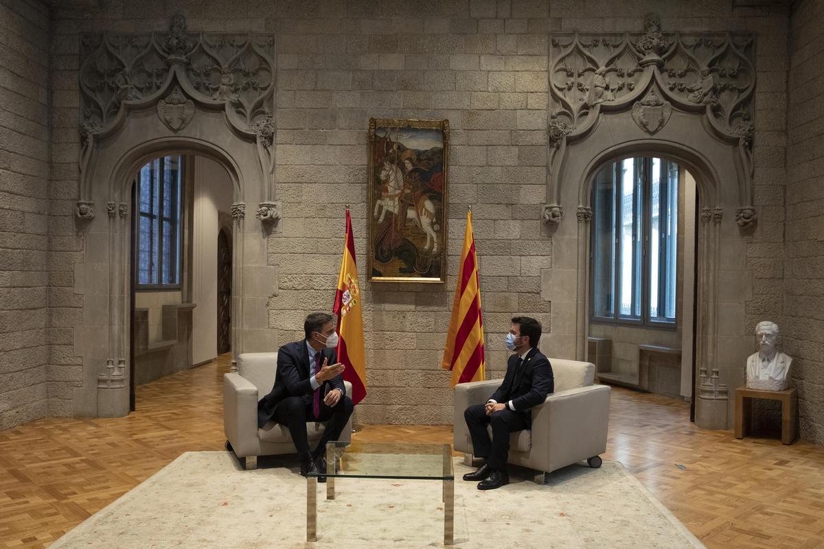 El presidente del Gobierno, Pedro Sánchez, y el ’president’ de la Generalitat, Pere Aragonès, en el Palau de la Generalitat en Barcelona, antes de la reunión de la mesa de diálogo sobre Catalunya.