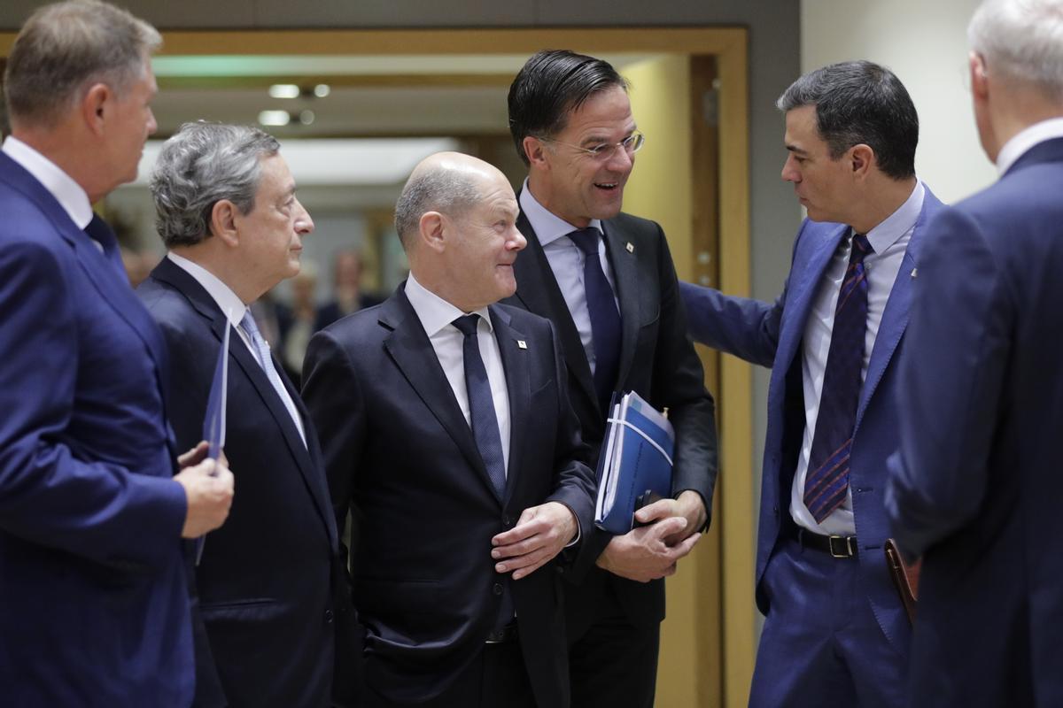 Líderes de la UE se saludan antes de una reunión del Consejo Europeo. Líderes de la UE se saludan antes de una reunión del Consejo Europeo.