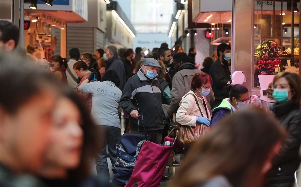 Compras en el mercado de Sant Antoni durante el confinamiento por el coronavirus. Compras en el mercado de Sant Antoni durante el confinamiento por el coronavirus.