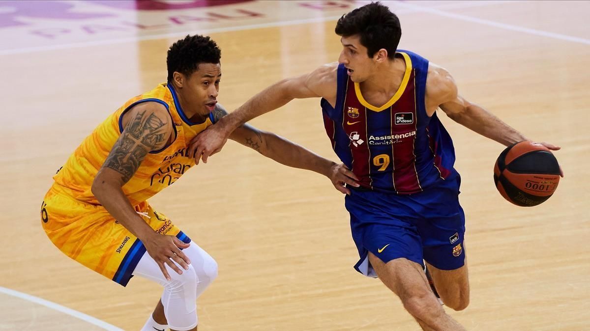 El escolta azulgrana Bolmaro controla el balón presionado por Slaughter El escolta azulgrana Bolmaro controla el balón presionado por Slaughter