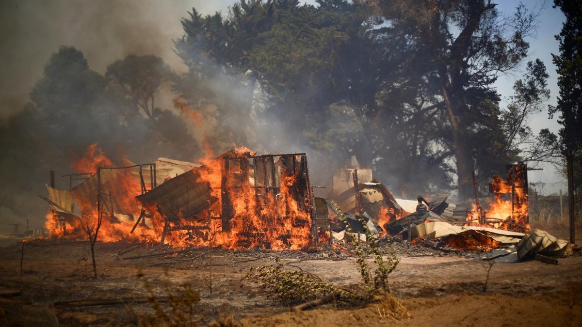 Los fuegos arden en zonas rurales de Quillon, Chile.