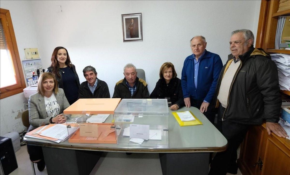 Los seis vecinos de Villarroya (La Rioja) han tardado solo 40 segundos en votar en estas elecciones. Los seis vecinos de Villarroya (La Rioja) han tardado solo 40 segundos en votar en estas elecciones.