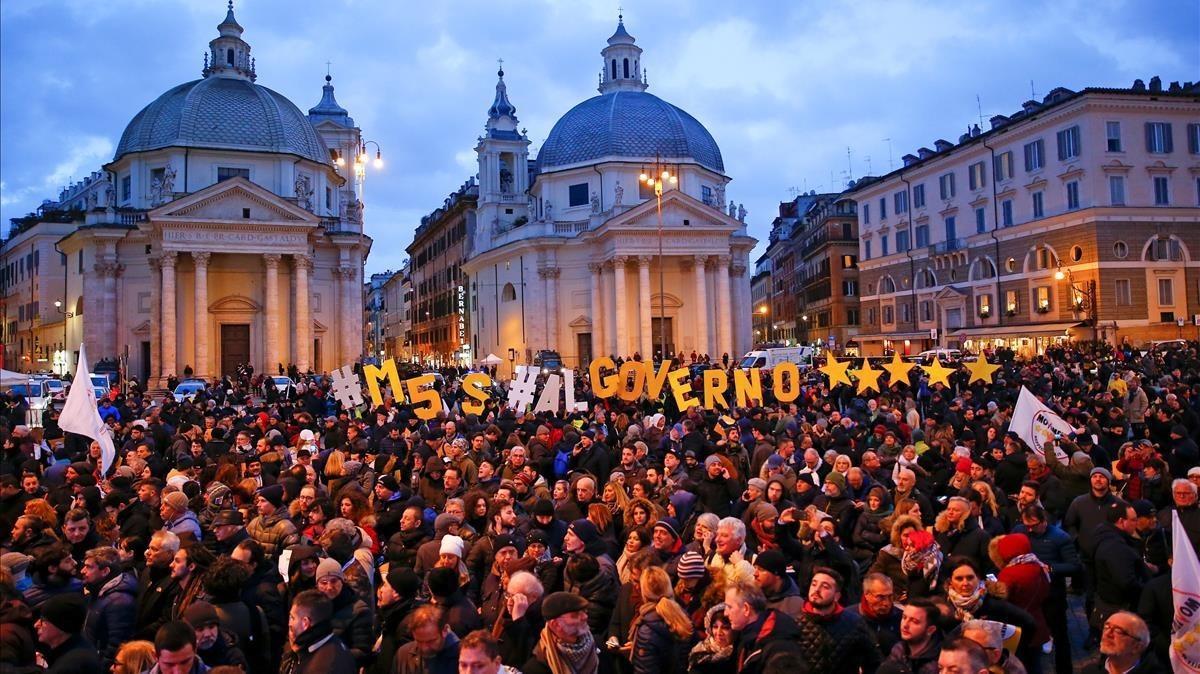 La Piazza del Popolo, de Roma, llena a rebosar en el último acto electoral del M5S, el viernes 2 de marzo. La Piazza del Popolo, de Roma, llena a rebosar en el último acto electoral del M5S, el viernes 2 de marzo.