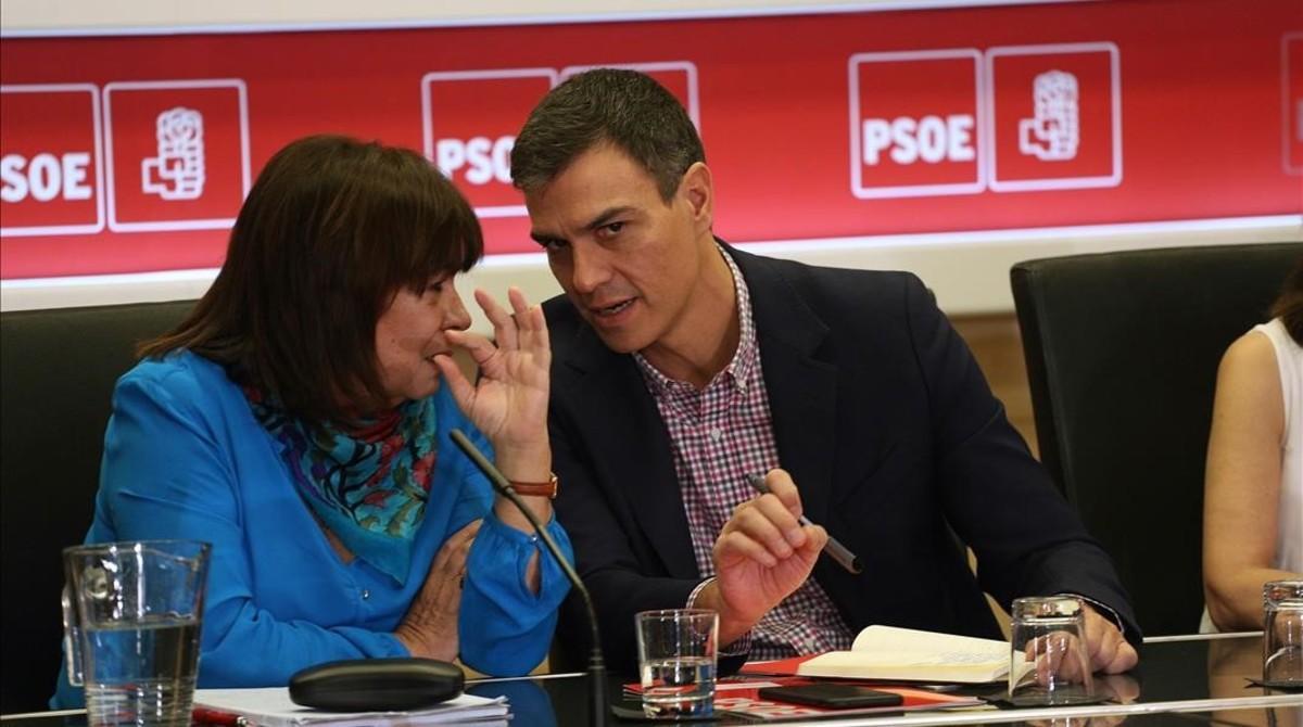 Pedro Sánchez habla con la presidenta del PSOE, Cristina Narbona, este lunes en la sede del partido.