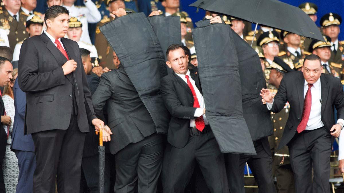 Los escoltas protegen al presidente Maduro tras la explosión de los drones.