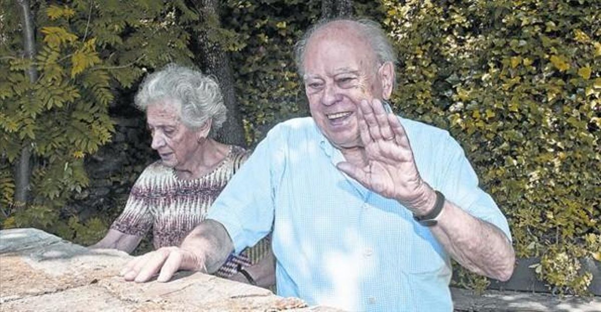 Jordi Pujol saluda en la casa de Queralbs junto a Marta Ferrusola. Jordi Pujol saluda en la casa de Queralbs junto a Marta Ferrusola.