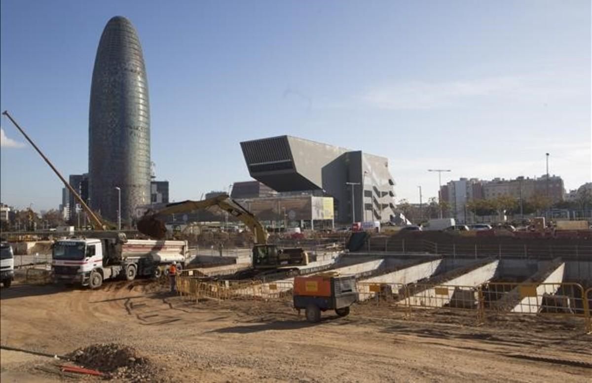 Camiones retirando tierra para perforar el túnel viario bajo el futuro parque de la Canòpia, en las Glòries. Camiones retirando tierra para perforar el túnel viario bajo el futuro parque de la Canòpia, en las Glòries.