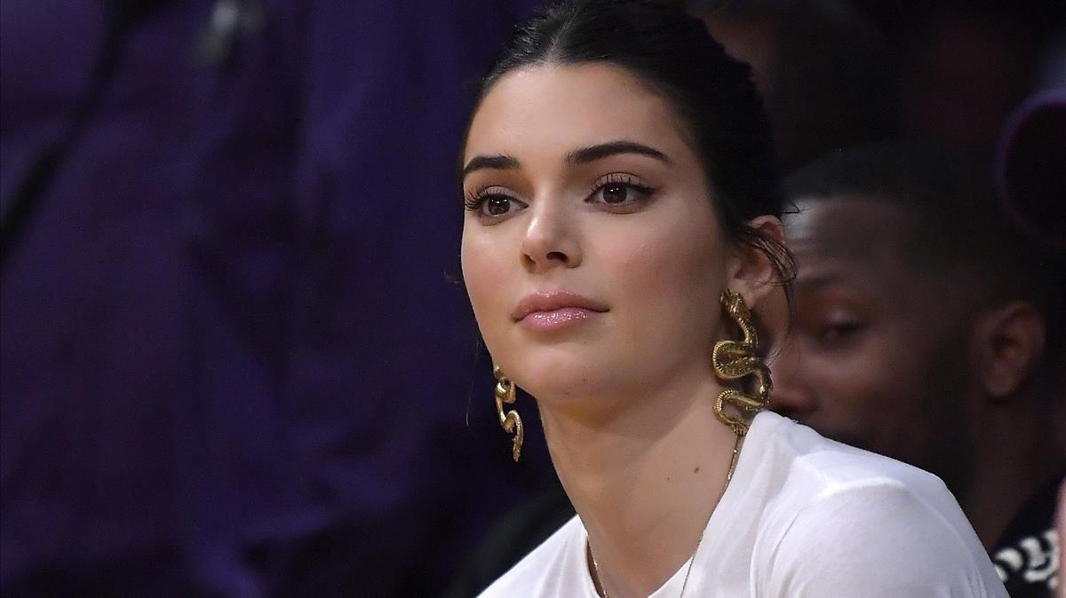 Kendall Jenner en un partido de la NBA entre Los Angeles Lakers y los Philadelphia 76ers
