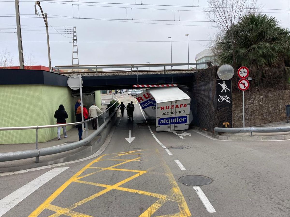 El camión cargado de marihuana accidentado en un paso soterrado de Gavà. El camión cargado de marihuana accidentado en un paso soterrado de Gavà.