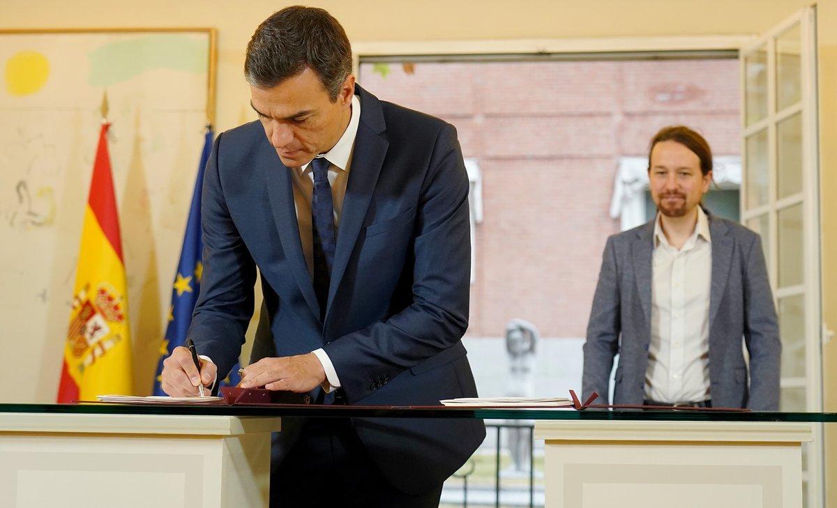Pedro Sánchez firma el acuerdo presupuestario ante la mirada de Pablo Iglesias, en la Moncloa. Pedro Sánchez firma el acuerdo presupuestario ante la mirada de Pablo Iglesias, en la Moncloa.