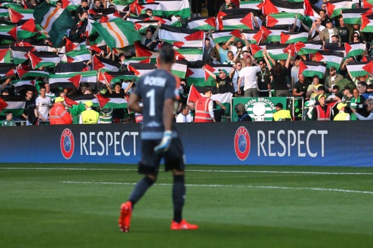 Banderas palestinas en el partido del Celtic y el Hapoel israelí.