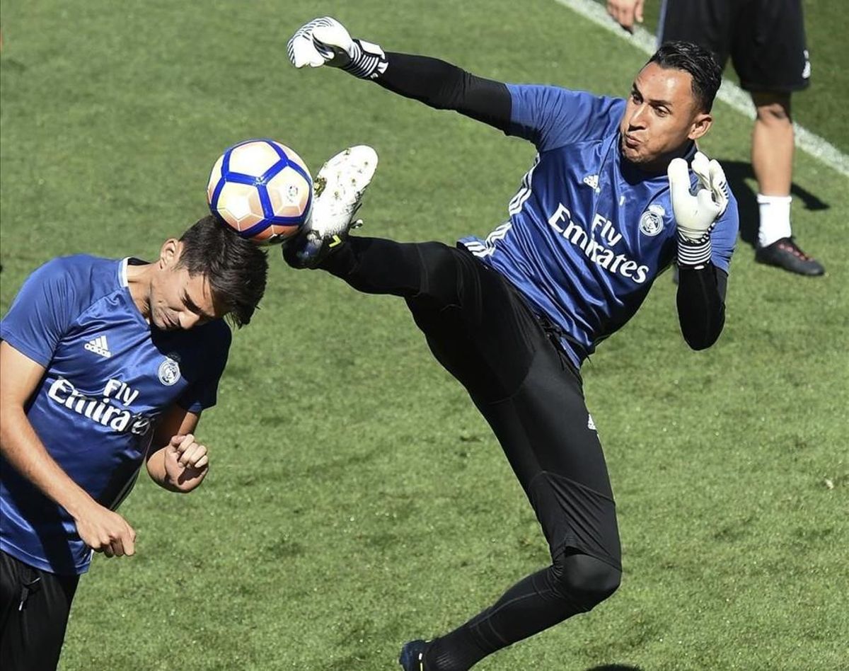 Keylor Navas realiza una entrada peligrosa durante el entrenamiento de este sábado. Keylor Navas realiza una entrada peligrosa durante el entrenamiento de este sábado.