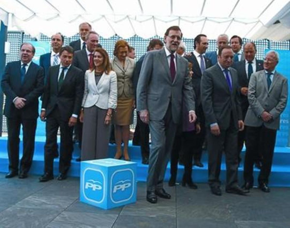 Rajoy posa con los baronesy la cúpula del PP antes del almuerzo de trabajo, ayer. Rajoy posa con los baronesy la cúpula del PP antes del almuerzo de trabajo, ayer.