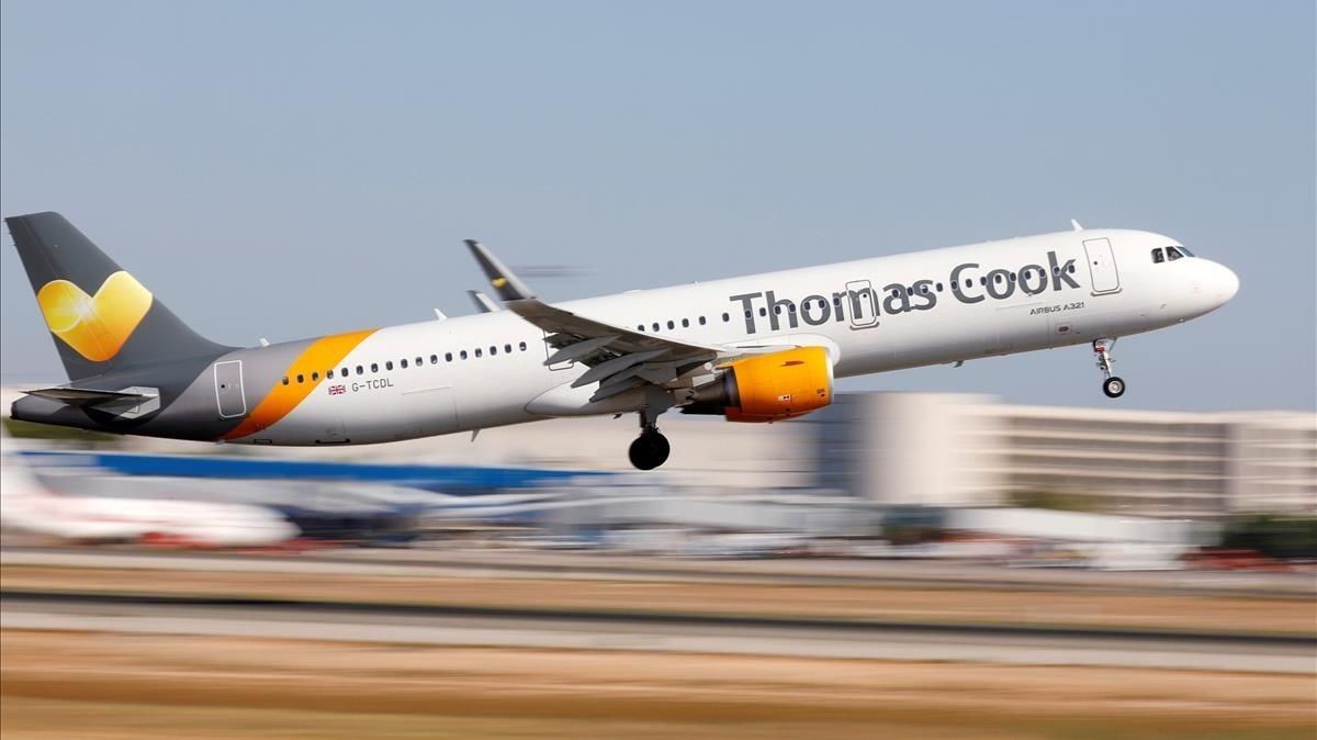 Un avión de Thomas Cook despega del aeropuerto de Mallorca. Un avión de Thomas Cook despega del aeropuerto de Mallorca.