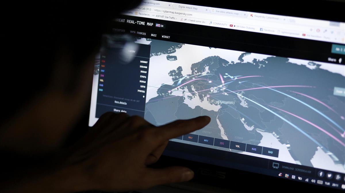 Un ingeniero revisa un mapa en directo con las posibles amenazas de ciberataque en su oficina en Estambul.