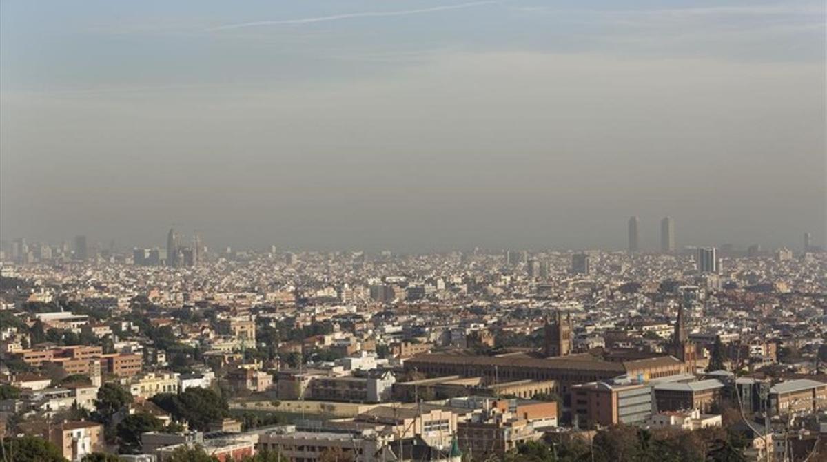 Efectos de la contaminación atmosférica en el cielo de Barcelona, el pasado diciembre.