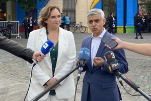 El alcalde de Londres, Sadiq Khan, y la alcaldesa de Barcelona, Ada Colau, en la cumbre de Buenos Aires 