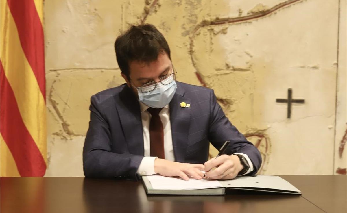 Pere Aragonès firma el decreto que deja sin efecto la convocatoria de elecciones del 14 de febrero.