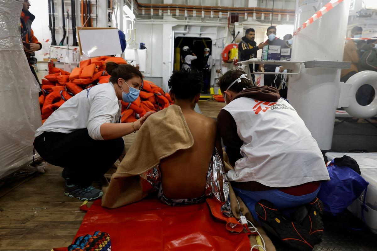 El barco de Médicos Sin Fronteras (MSF), Geo Barents, rescata a migrantes frente a la costa de Libia, en el Mediterráneo.