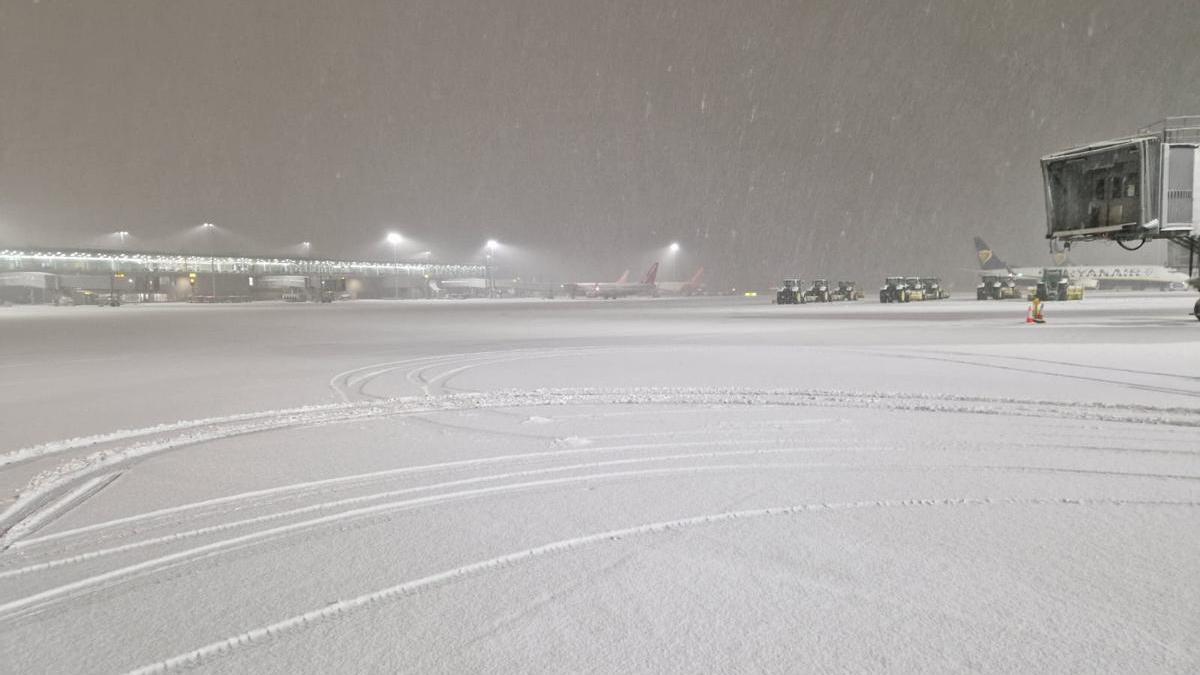 Viajes interrumpidos tras las fuertes nevadas en Reino Unido. En la foto, una imagen del aeropuerto de Stansted.