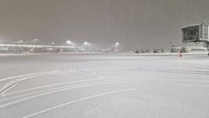 Una forta nevada al Regne Unit provoca el caos als aeroports