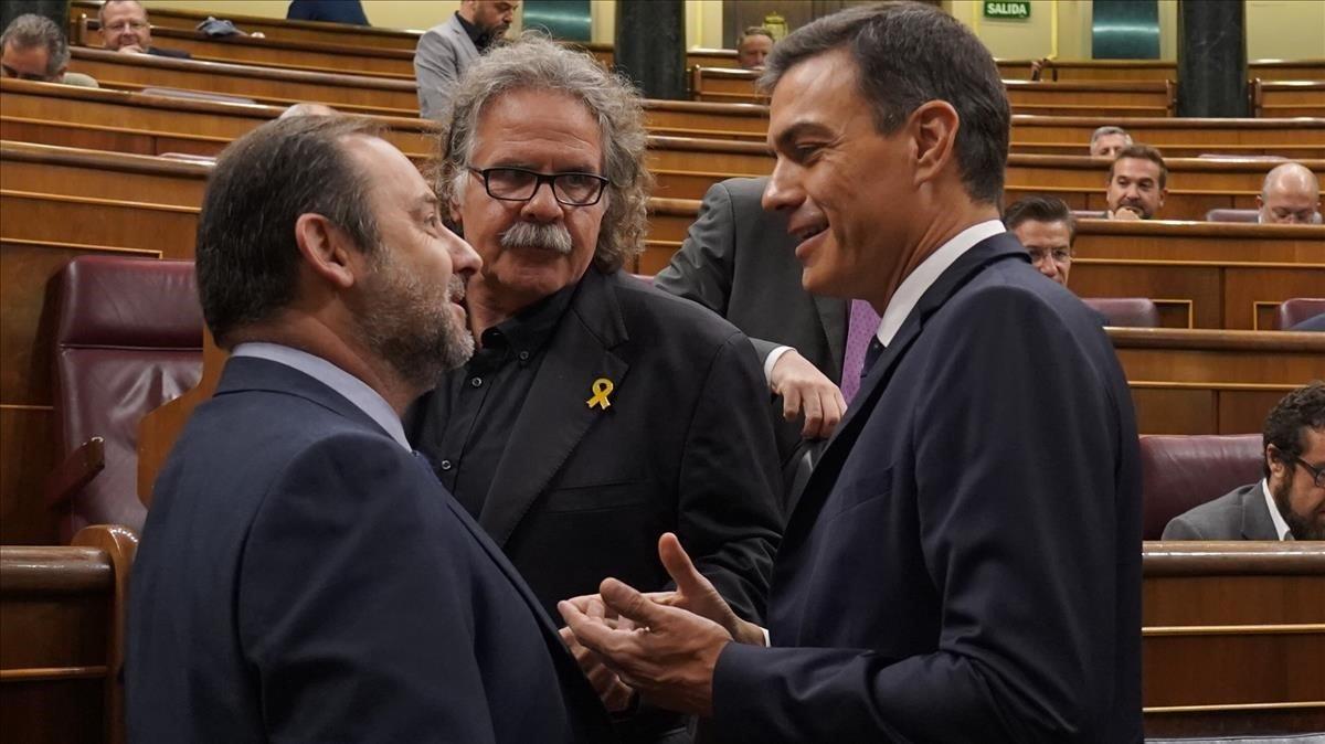 José Luis Ábalos, Joan Tardà y Pedro Sánchez conversan durante un pleno del Congreso.