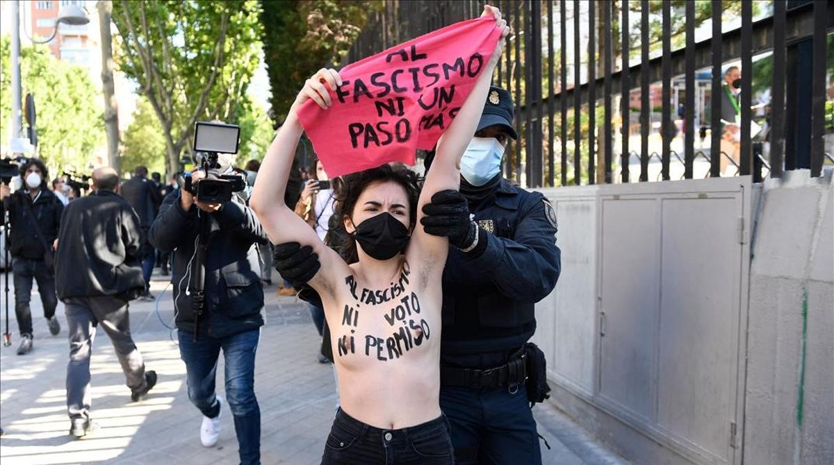 Una activista de Femen en una protesta contra Vox, en el exterior de un colegio electoral en Madrid.