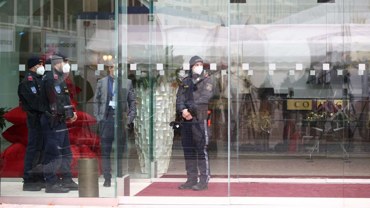 La policía controla el acceso al Palais Coburg, en Viena, donde se han reanudado las conversaciones sobre el pacto nuclear entre EEUU e Irán.