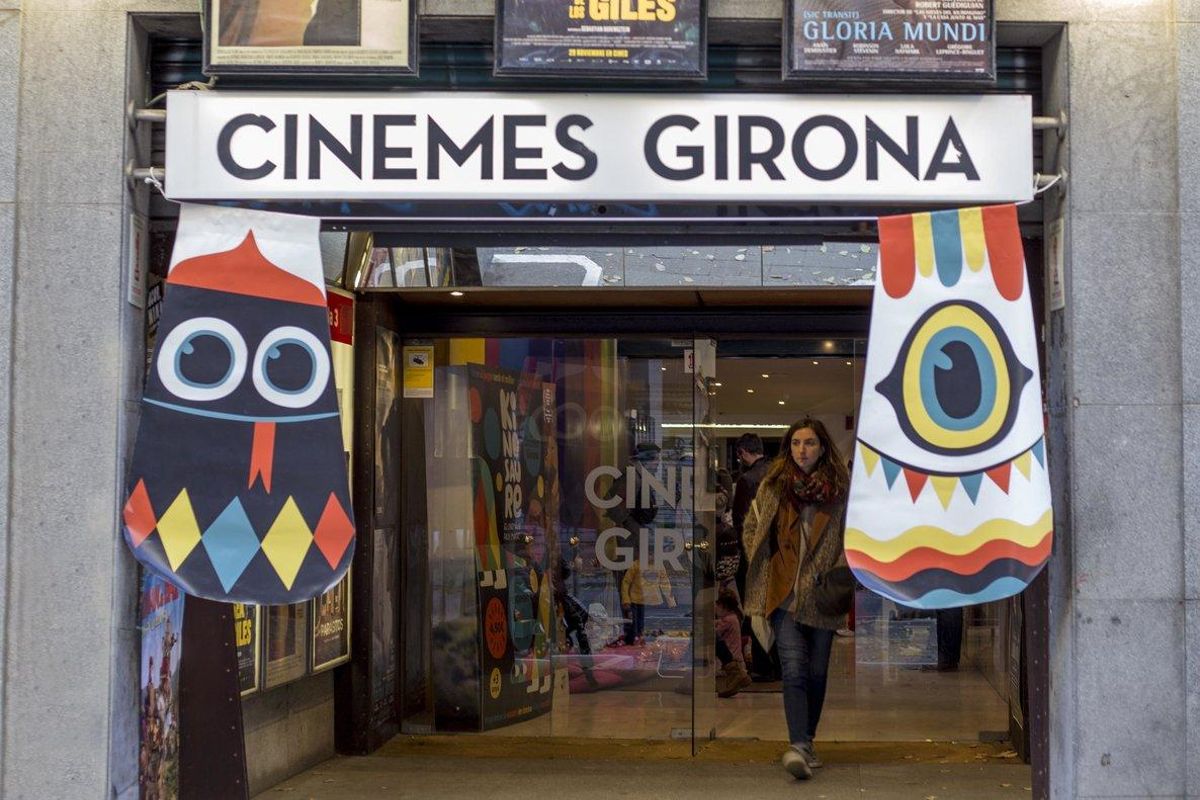 En estas sesiones, la fachada del cine se viste con motivos infantiles. En estas sesiones, la fachada del cine se viste con motivos infantiles.