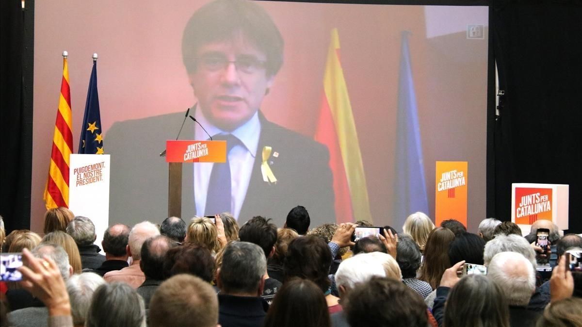 Carles Puigdemont interviene desde Bruselas en el mitin de Junts per Catalunya de este sábado. Carles Puigdemont interviene desde Bruselas en el mitin de Junts per Catalunya de este sábado.