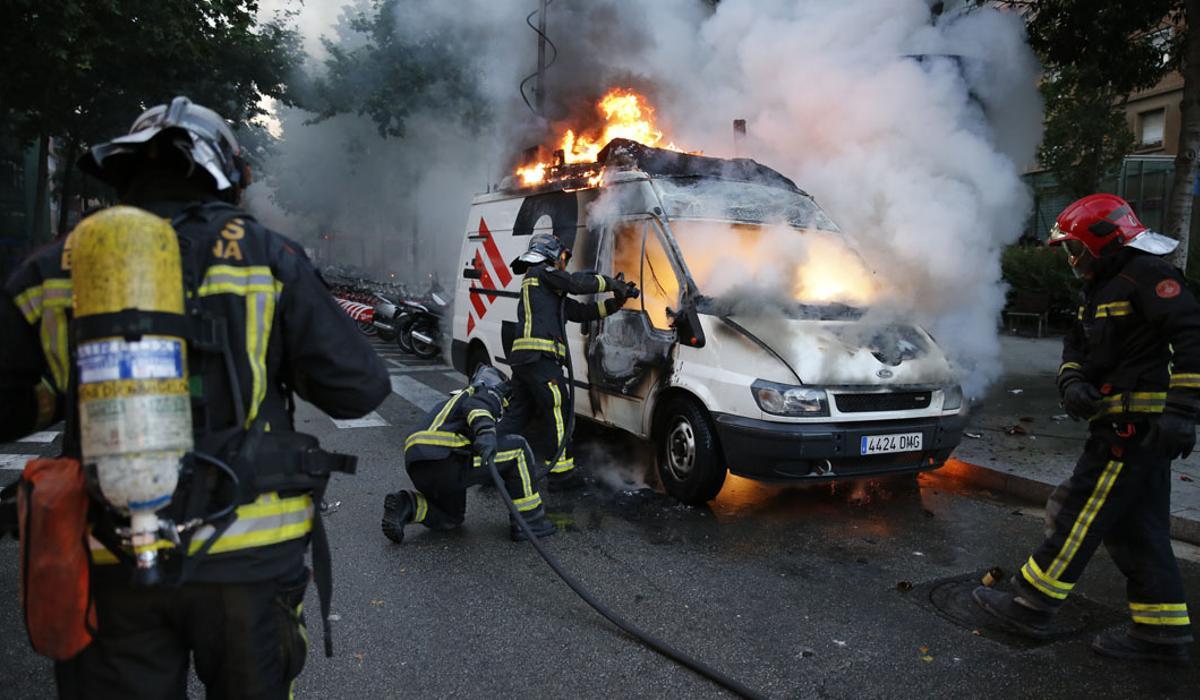 Miembros del movimiento antisistema contrarios al desalojo y demolición de Can Vies en mayo del 2014 atacaron una unidad móvil de TV3.