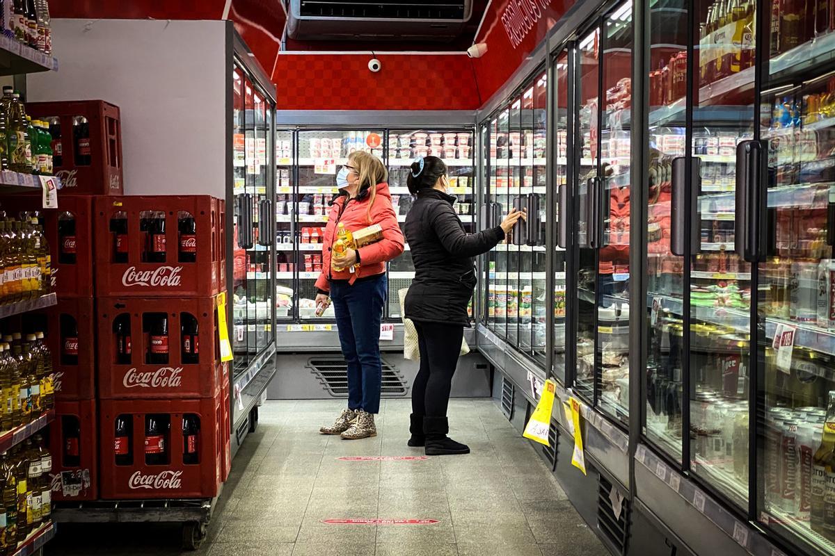 Dos mujeres hacen compras en un supermercado de Buenos Aires (Argentina). 