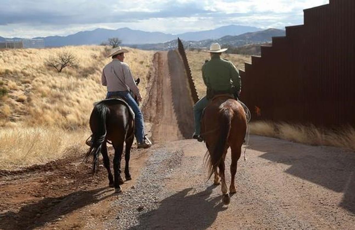 Agentes de la Patrulla de Fronteras de EEUU vigilan en la zona de Nogales (Arizona), junto a la frontera con México. Agentes de la Patrulla de Fronteras de EEUU vigilan en la zona de Nogales (Arizona), junto a la frontera con México.