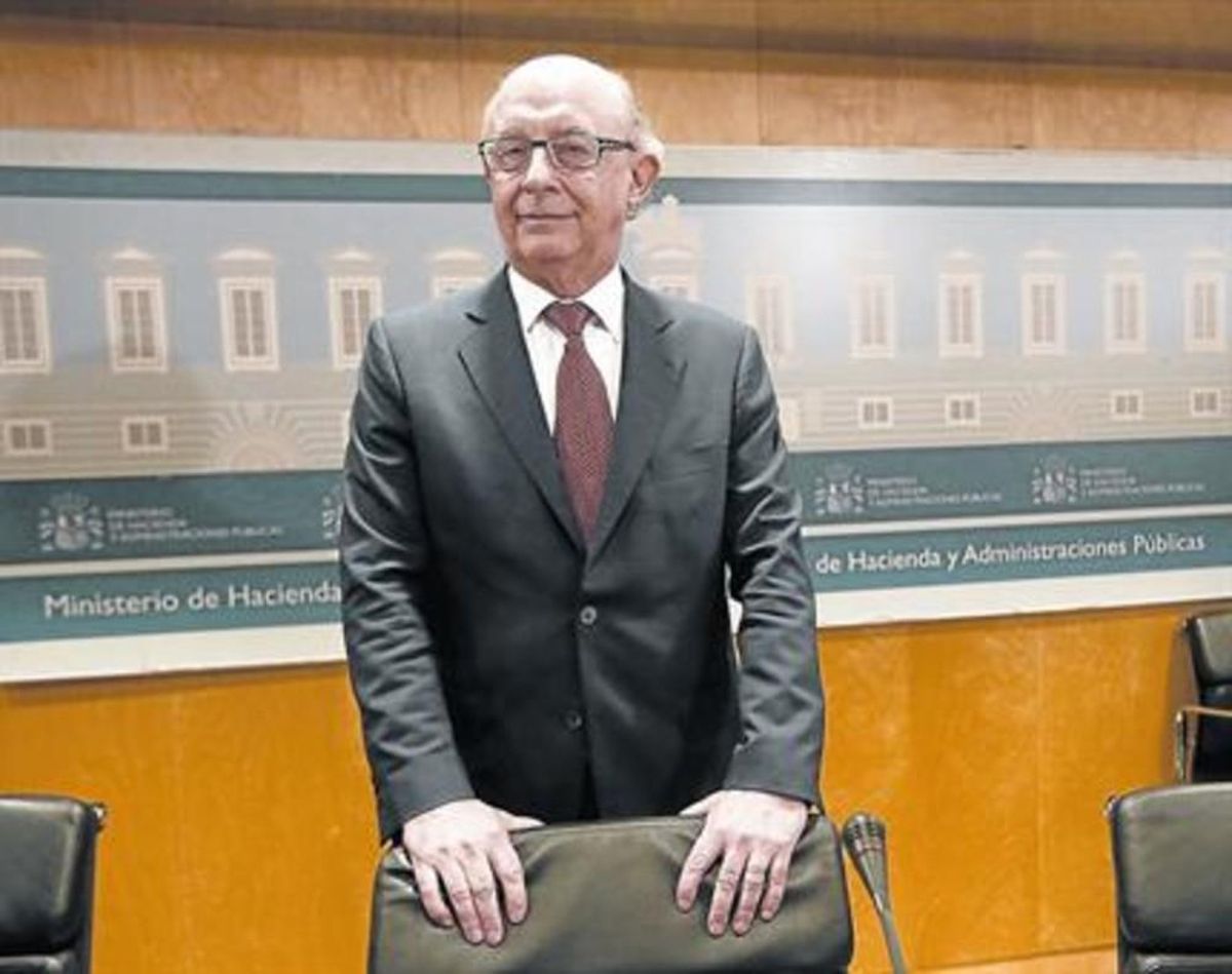 El titular de Hacienda, Cristóbal Montoro, el pasado abril. El titular de Hacienda, Cristóbal Montoro, el pasado abril.