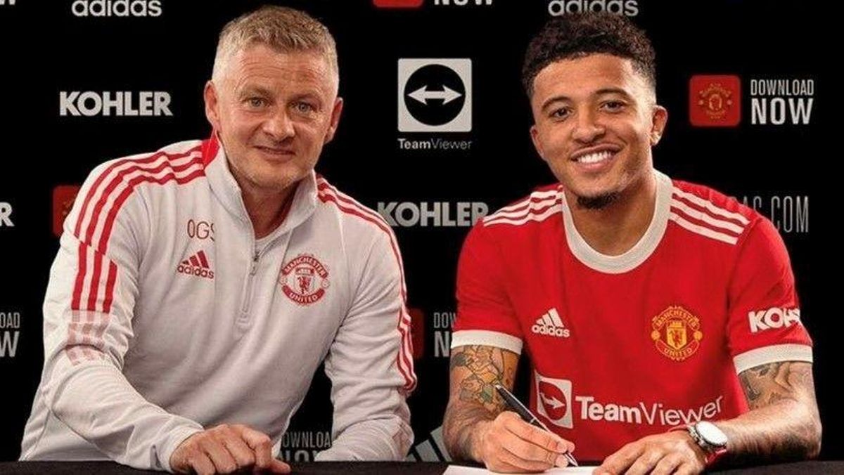 Sancho firma su contrato con el United junto a su nuevo técnico, Solskjaer. Sancho firma su contrato con el United junto a su nuevo técnico, Solskjaer.