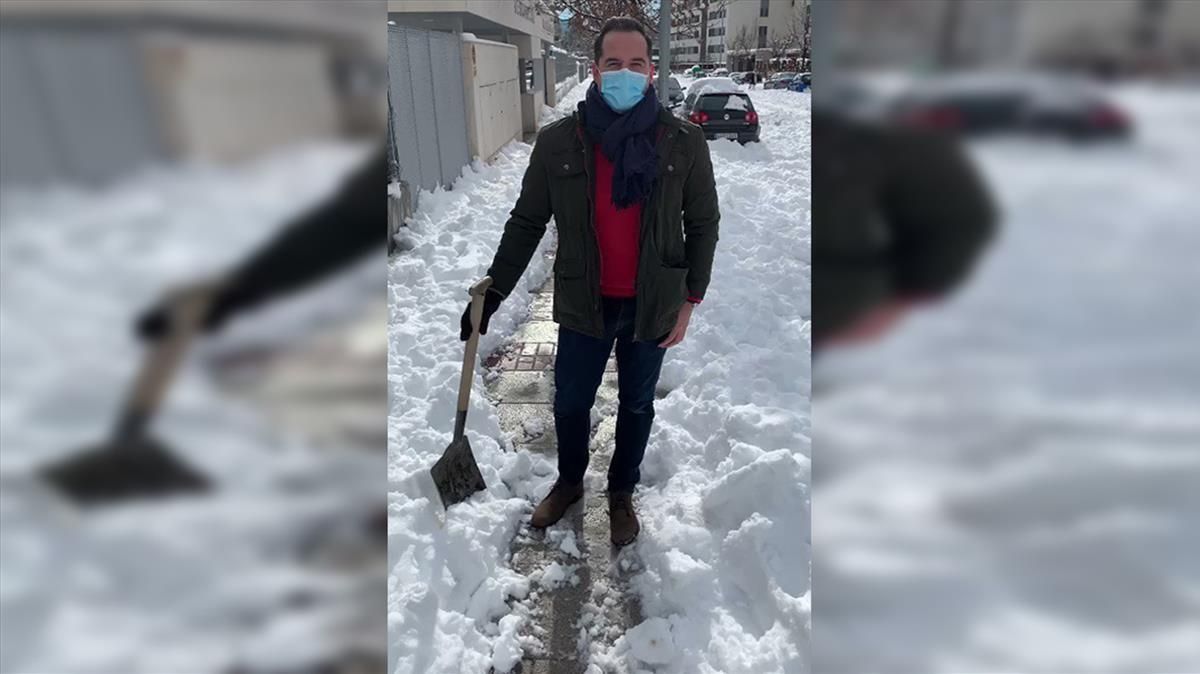 Ignacio Aguado anima a los ciudadanos a retirar nieve y abrir corredores de entrada a colegios, centros sanitarios y tiendas con una pala Ignacio Aguado anima a los ciudadanos a retirar nieve y abrir corredores de entrada a colegios, centros sanitarios y tiendas con una pala