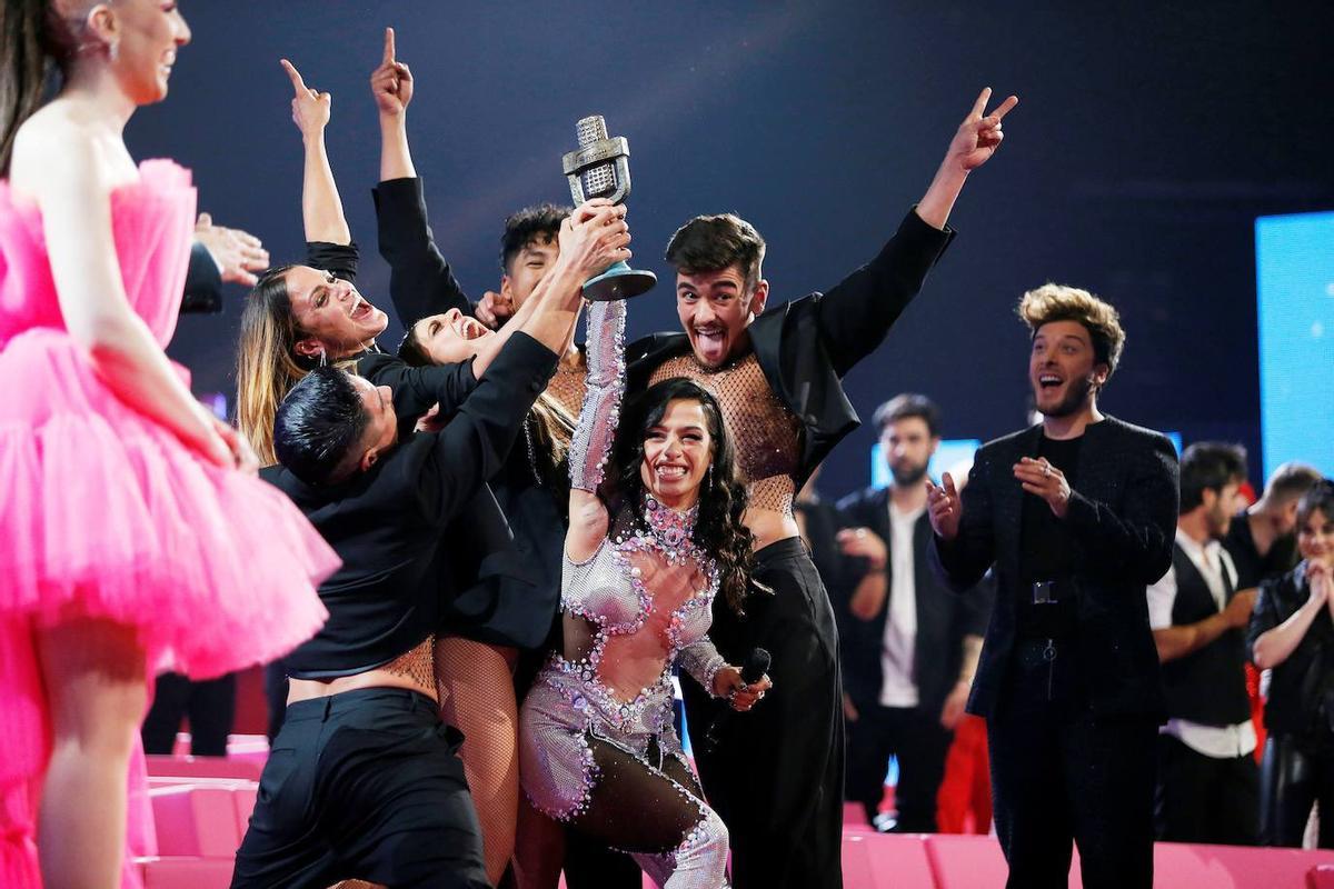 Chanel y sus bailarines celebran el triunfo en la final del Benidorm Fest.