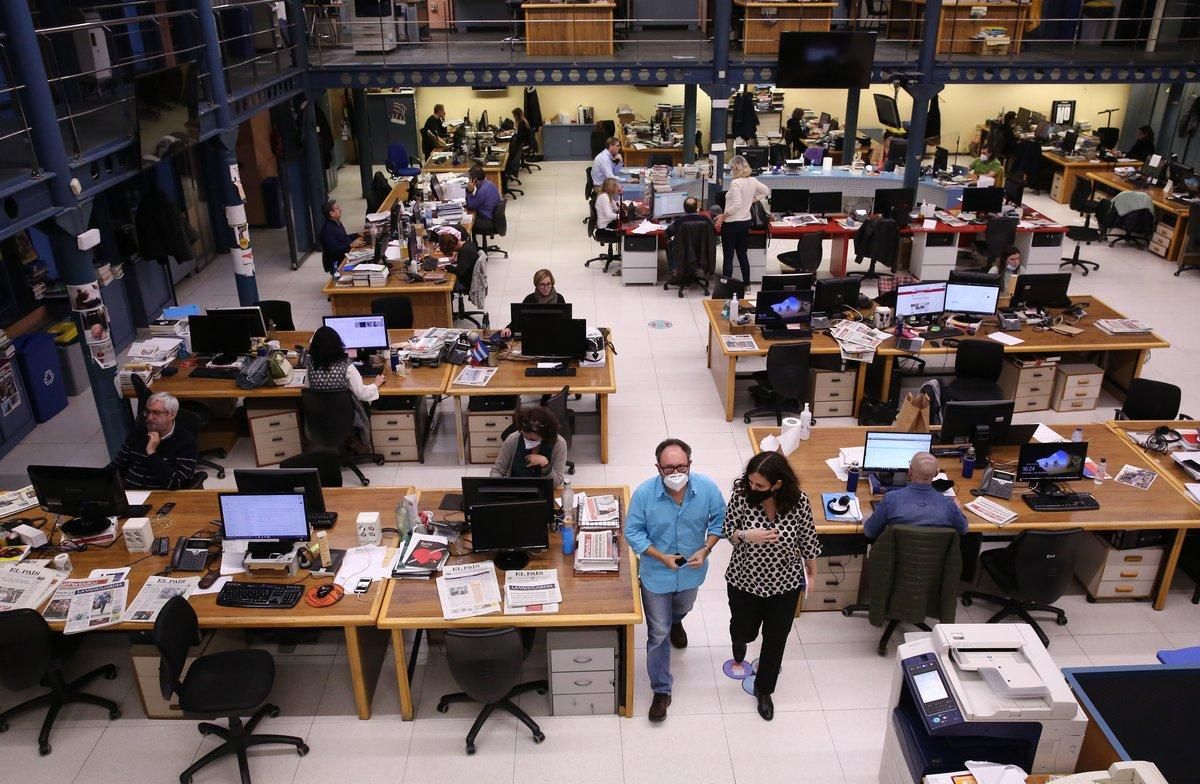 Una vista de la redacción de EL PERIÓDICO, en un momento de la frenética jornada del miércoles. Una vista de la redacción de EL PERIÓDICO, en un momento de la frenética jornada del miércoles.