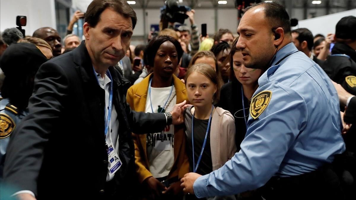 Greta protegida por la policía a su llegada a la Cumbre del Clima de Madrid. Greta protegida por la policía a su llegada a la Cumbre del Clima de Madrid.