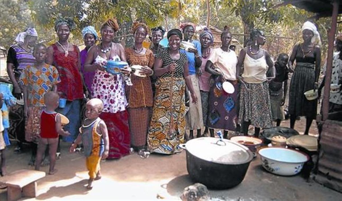 Un grupo de mujeres y niños de Tacugama. Un grupo de mujeres y niños de Tacugama.