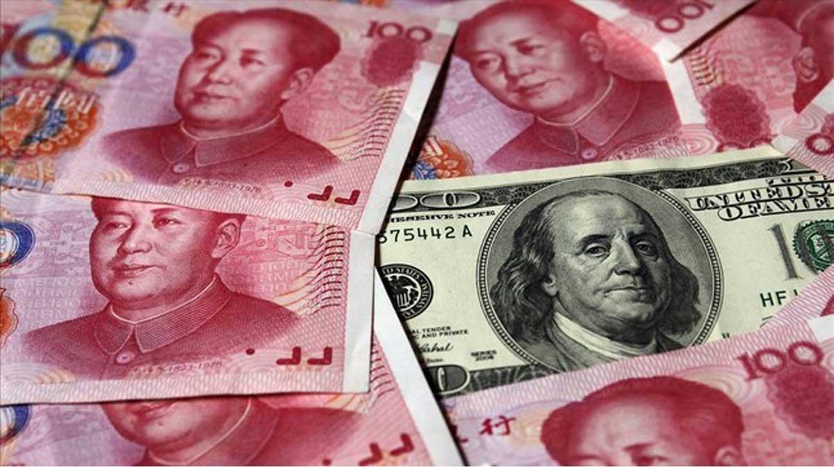 Estados Unidos elimina la designación de China como manipulador de divisas. En la foto, billetes de yuan junto a un dólar.